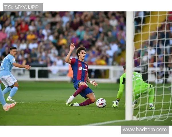 足坛巨星温情相拥定格瞬间见证绿茵场上真挚友谊