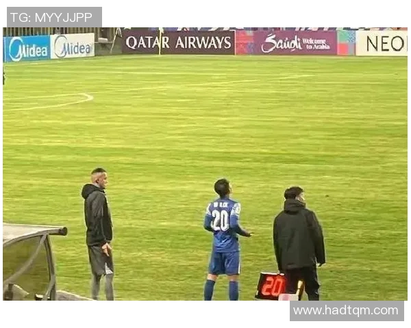 足球巨星意外重伤赛场瞬间定格全场震惊引发球迷热议 足球巨星意外重伤赛场瞬间定格全场震惊引发球迷热议