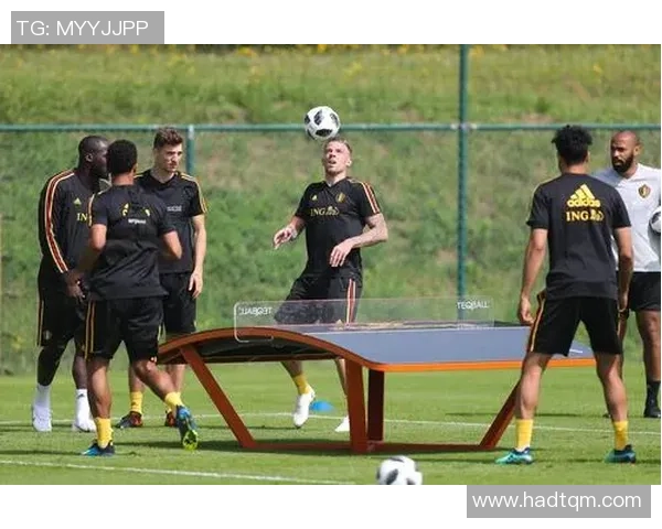 足球球星乔装出行引发围观真假身份成谜趣味横生