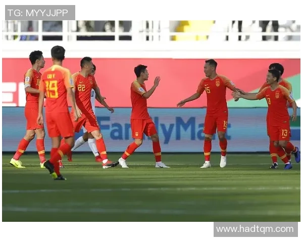 足球球星张开双手庆祝进球瞬间展现激情与力量的完美融合