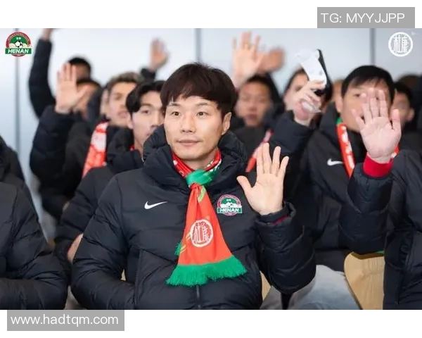 足球球星祝福新年：激情奋进开启崭新征程，迎接更加辉煌的2025年